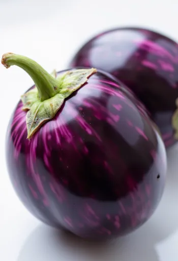 Halvert aubergine med lyst fruktkjøtt og blankt lilla skall