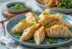 Japansk rekegyoza i deig med sprø bunn, med rekefyll, servert med soyadipp