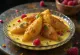 Shahi tukda servert med frukt, pyntet med ristede brødskiver og frisk frukt