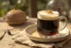 Kremet Irish Coffee i glass, pyntet med krem og revet sjokolade