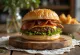 Grillet hamburger med cheddarost og bacon