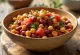 Vegansk bønnesalat servert med friske grønnsaker