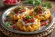 Dahi Puri pyntet med granateplekjerner og yoghurt