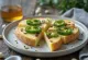 Leipäjuusto med jalapeño, stekt med frisk koriander og olivenolje, servert.