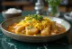 Moqueca servert med ristet maniokmel, fisk og grønnsaker