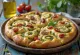 Focaccia med pesto og soltørket tomat servert