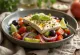 Frisk gresk salat med fetaost, oliven og saftige tomater