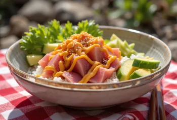 Poké bowl servert med fersk tunfisk, avokado, sesamfrø og srirachasaus