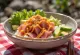 Poké bowl servert med fersk tunfisk, avokado, sesamfrø og srirachasaus