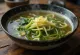 Ssuk kalguksu, nudler, spinat og egg i rik suppe