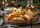 Samosa med cheddar og bacon servert