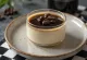 Kaffepanna cotta pyntet med kakaopulver og krem