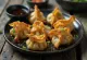 Kimchi mandu, servert fersk med sesamfrø og koriander