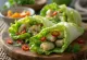 Surströmming i salatwraps, en frisk svensk rett rullet i salatblad