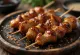 Hatsu yakitori kyllinghjerte på spyd, servert med sesamfrø og frisk vårløk