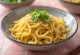 Takuan med nudler, servert med sesamfrø og pyntet med koriander