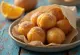 Bolinho de Chuva med appelsinjuice, sprø deigboller med kanel og sukker servert med fersk appelsinjuice