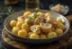 Gnocchi med kylling servert