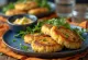 Fiskefrikadeller, servert med sitron og persille