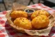 Kwek-kwek med chiliflak servert på en tallerken, sprø innbakte egg