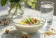 Tarator med sitronsaft, yoghurt-agurksuppe i bolle, pyntet med valnøtt og dill