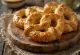 Nybakt pretzel med honning og sennep