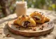 Proteincroissant servert med sjokolade og nøtter