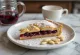 Bakewell tart med kirsebærsyltetøy, mandeldeig, gyllenbrun bakt pai