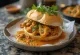 Bunny chow med kyllingcurry, servert med ristet brød