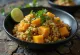 Gresskar- og quinoawok med curry-tahinitofu servert