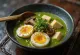 Matcha ramen servert med grønn te-kraft