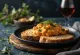Tirokafteri servert med grovbrød, rik fetaostkrem servert med brød og grønnsaker