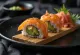 Temaki med laks, sushikremmerhus, fersk laks, avokado og wasabi