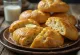 Nybakt bannock, gyllenbrun med myk deig, skåret i stykker