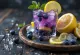 Mynte-blåbær limonade servert