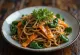 Japchae med soyasaus og sukker servert, med søtpotetnudler og grønnsaker
