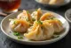 Koreansk mandu med gresskar servert med sprø gyllenbrun deig