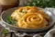 Burek med karrikylling servert
