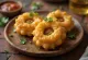 Khasta kachori med mungbønnefyll, sprø, gyllenbrune biter med krydret fyll