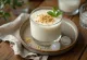 Salt lassi, servert med fersk yoghurt, mynte og spisskummen