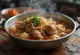 Tradisjonell gamjatang, servert med svinekjøtt, poteter og grønn chili