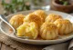 Tyske potetknödel servert med brun saus på tallerken