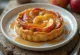 Tarte Tatin med eple, servert fersk med karamelliserte epler og butterdeig