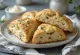 Urte-scones servert