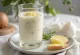 Probiotisk løk- og ingefærkefir i glass, lys drikk