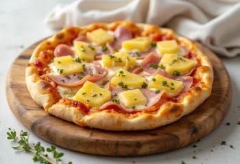 Vegansk Pizza Hawaii med planteost og vegansk \'skinke\' servert