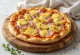 Vegansk Pizza Hawaii med planteost og vegansk \'skinke\' servert