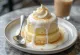 Tres leches klassisk, sukkerbrød dynket i melk på hvit tallerken