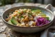 Buddha bowl med kikerter og fargerike grønnsaker