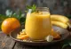 Appelsin-banan smoothie i glass